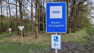 Schild mit der Aufschrift "Wasserschutzgebiet" | Bild: BR/Marcel Kehrer
