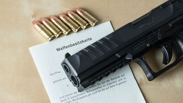 9mm-Pistole mit Patronen und Waffenbesitzkarte | Bild: pa/dpa/Silas Stein