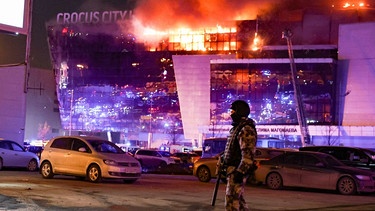 Nahe Moskau hat es am Abend in einer Konzerthalle einen Angriff mit mehr als 60 Toten und über 150 Verletzten gegeben. | Bild:  picture alliance/dpa/TASS | Mikhail Tereshchenko