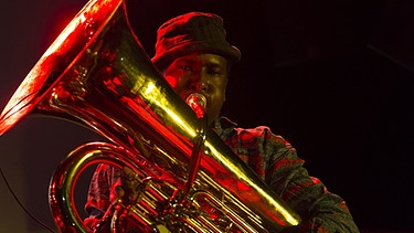 Ein Mitglied der Jazz-Band "Sons of Kemet" spielt auf der Tuba auf dem New York Winter Jazz Festival  | Bild: picture-alliance/dpa/Pacific Press Agency/Lev Radin