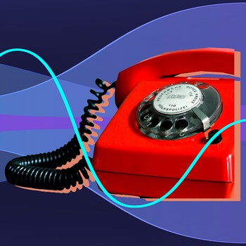 Zu sehen ist ein rotes Telefon. | Bild: BR