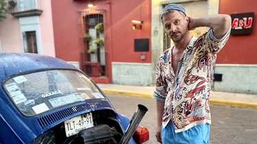 DJ Koze steht auf der Straße neben einem Auto | Bild: Gepa Hinrichsen